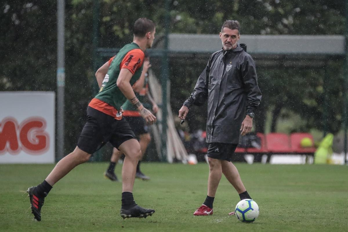 Atltico treina com Victor e Jair em campo; veja fotos