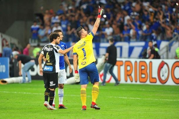 Fbio foi decisivo nos pnaltis, fez trs defesas e colocou o Cruzeiro nas semifinais da Copa do Brasil