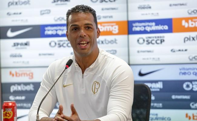 Fernando Lázaro foi apresentado no Corinthians