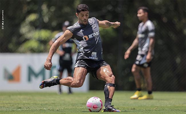 Hulk treinou com proteo na panturrilha esquerda