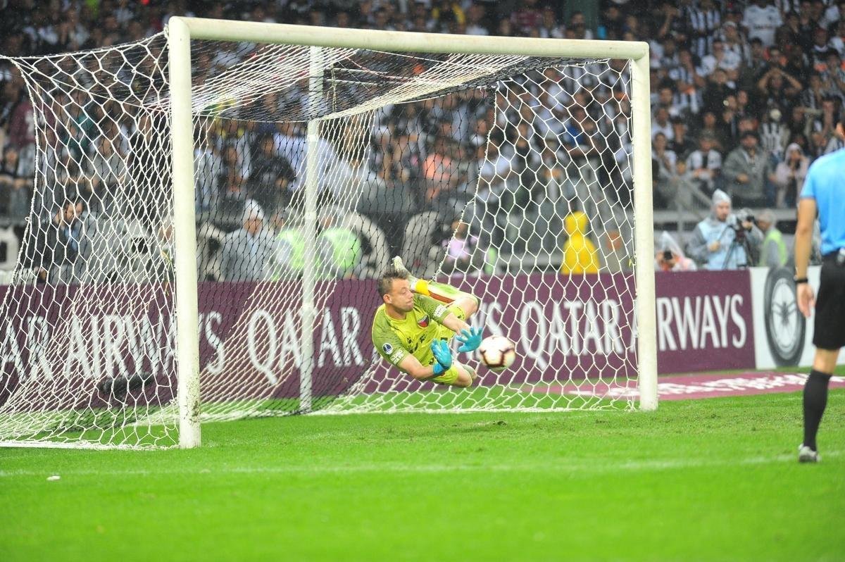 Atltico perdeu por 4 a 3 para o Coln nos pnaltis e foi eliminado da Copa Sul-Americana. Goleiro argentino Burin defendeu penalidades de Rver e Cazares