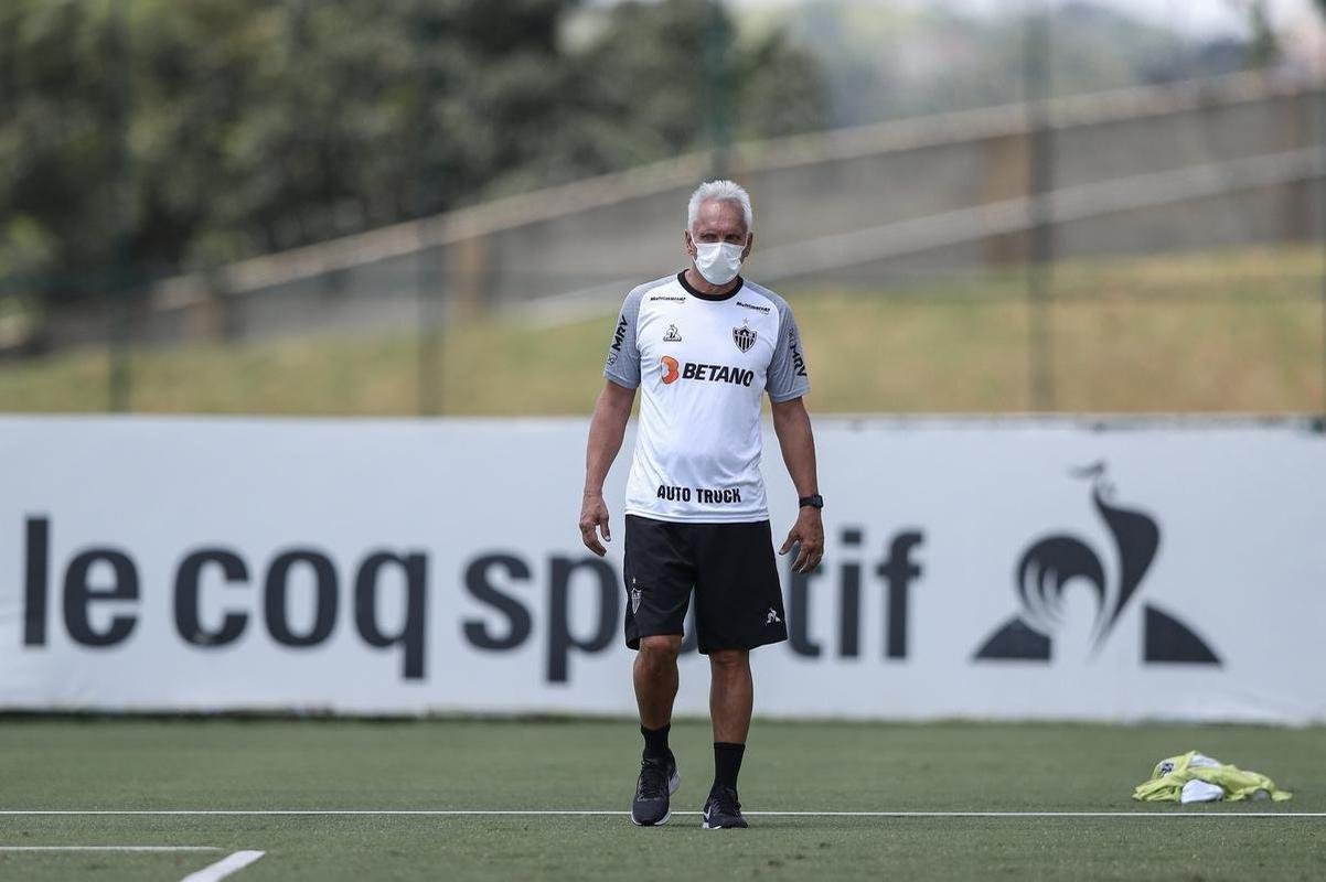 Com seriedade, mas tambm descontrao, o Atltico treinou sob sol forte na manh desta sexta-feira (21), na Cidade do Galo, em Vespasiano. Este foi o quinto dia de pr-temporada para o clube mineiro em 2022, sob o comando do tcnico argentino Antonio 'El Turco' Mohamed. Novas baixas, o volante Allan e o atacante Keno testaram positivo para COVID-19 e no participaram das atividades (ambos cumprem perodo de sete dias de isolamento social).