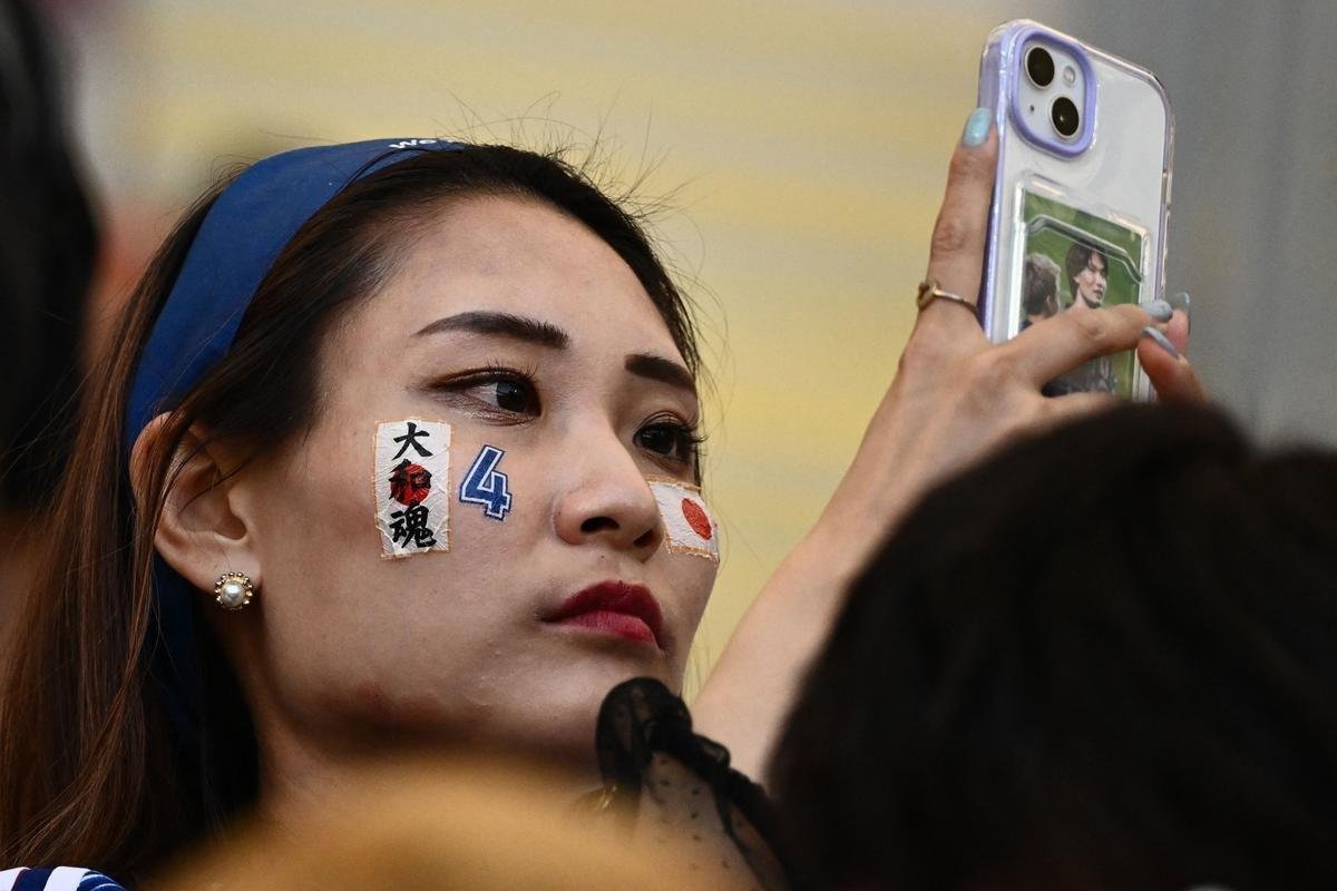 Torcedores nas arquibancadas do Estdio Internacional Khalifa, em Doha, na partida entre Alemanha e Japo, pelo Grupo E da Copa do Mundo 