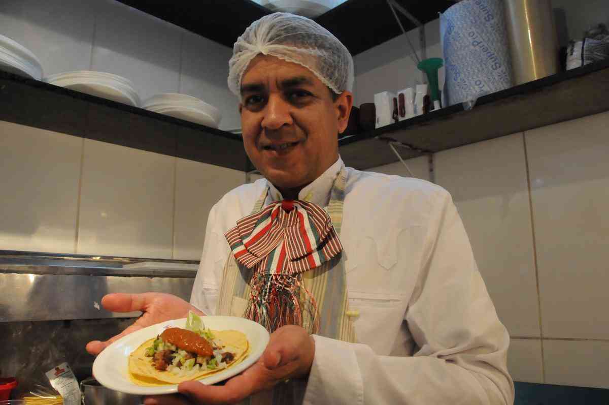 Marco Antonio Melndez Cornejo prepara os tacos servidos nesta segunda-feira