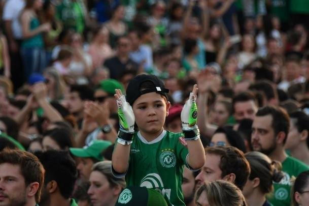 Comoo em Chapec pelo desastre areo com a delegao da Chapecoense na Colmbia