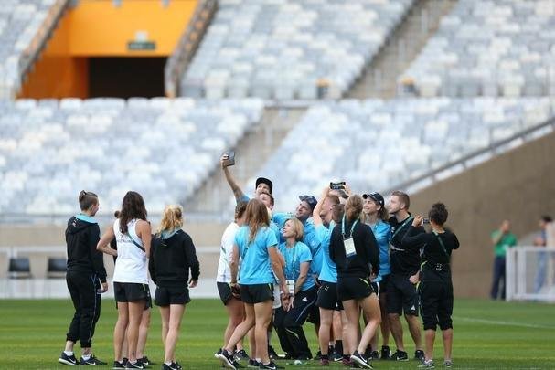 Jogadoras de futebol da Nova Zelndia brincaram e tiraram muitas fotos no Gigante da Pampulha