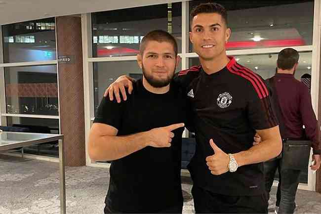 Khabib aproveitou visita a Manchester e reencontrou o amigo Cristiano Ronaldo, de volta aos Red Devils