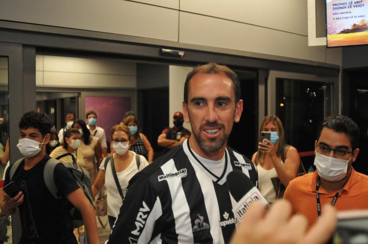 Zagueiro: Godn (Atltico - venceu David Luiz com 77% dos votos)