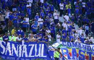 Fotos da torcida do Cruzeiro na partida diante do Guarani, no Brinco de Ouro, em Campinas, pela Série B do Campeonato Brasileiro