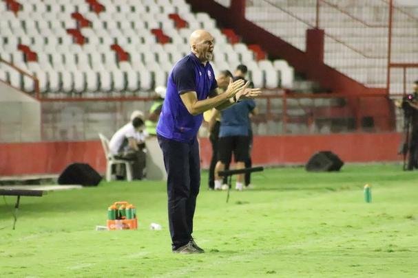 Nutico recebeu o ABC, nos Aflitos, em primeira partida da sequncia em casa e acabou sendo surpreendido aps incio ruim de segundo tempo