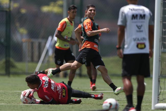 Com seriedade, mas tambm descontrao, o Atltico treinou sob sol forte na manh desta sexta-feira (21), na Cidade do Galo, em Vespasiano. Este foi o quinto dia de pr-temporada para o clube mineiro em 2022, sob o comando do tcnico argentino Antonio 'El Turco' Mohamed. Novas baixas, o volante Allan e o atacante Keno testaram positivo para COVID-19 e no participaram das atividades (ambos cumprem perodo de sete dias de isolamento social).