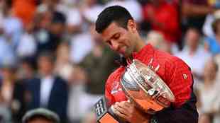 Roland Garros: Campeão, Djokovic discursa para jovens e agradece boleiros