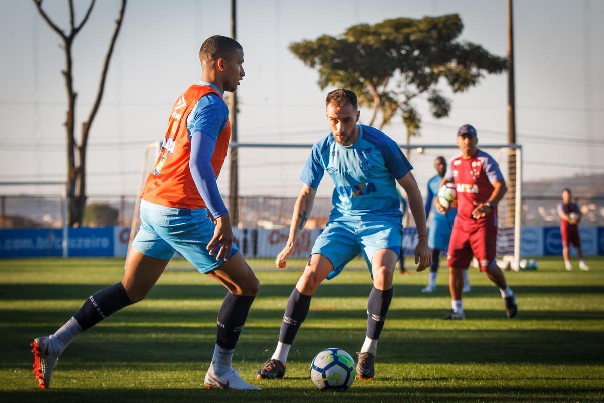 Depois de vencer o Amrica por 3 a 1 no Mineiro, o Cruzeiro se reapresentou na tarde desta sexta-feira, na Toca da Raposa II. Como de praxe, os titulares realizaram treinamento regenerativos na academia. J os reservas estiveram em campo para atividade tcnica sob orientao de Mano Menezes. O treinador, inclusive, passou a maior parte do trabalho em conversa reservada com o vice-presidente de futebol Itair Machado. O prximo compromisso do clube  contra o Atltico-PR, no domingo, s 19h, no Gigante da Pampulha. 