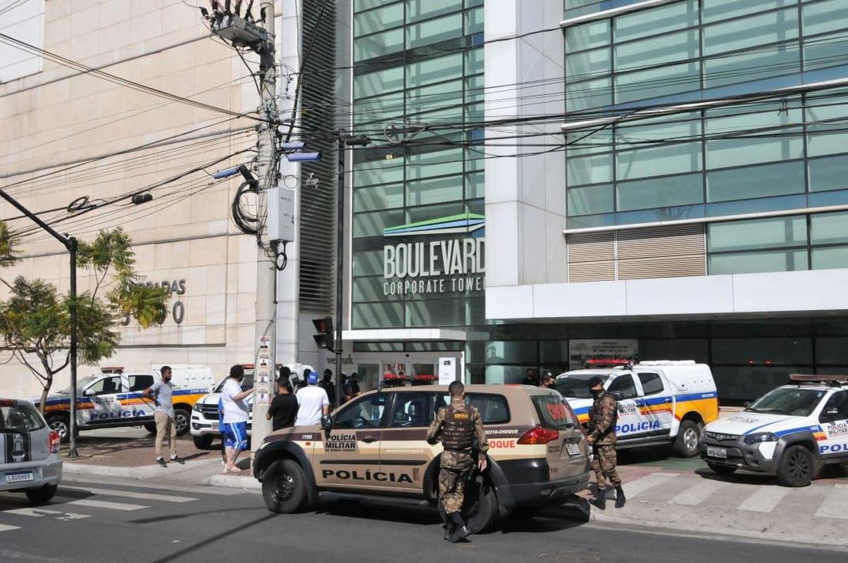 Manifestao de torcedores no Boulevard Corporate Tower, onde funciona a sede do Cruzeiro