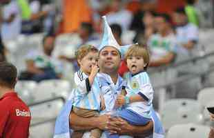 Torcedores na partida entre Argentina e Paraguai, no Mineiro, pela Copa Amrica