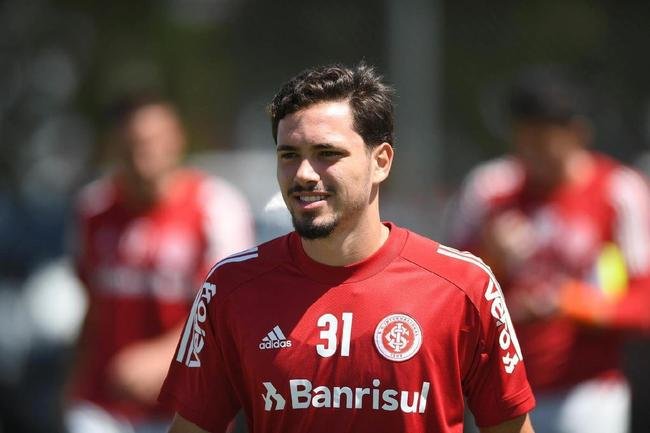 Maurcio: probabilidade de um mecanismo  alta, de dois  mdia. O valor de mercado do meia do Internacional  de 1,63 milhes de euros.