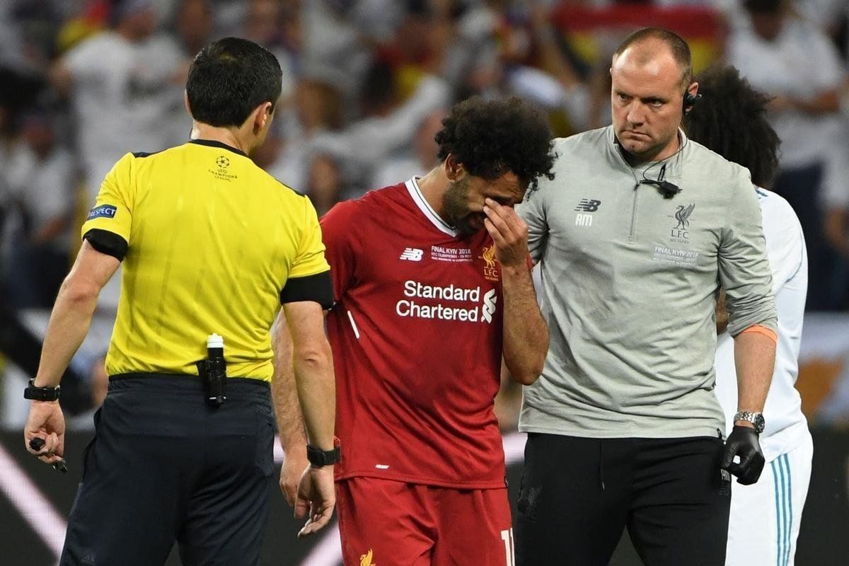 Salah, do Liverpool, sofreu falta de Sergio Ramos, machucou ombro esquerdo e deixou a final no primeiro tempo