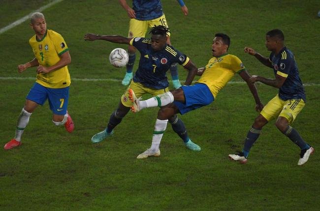 Brasil e Colmbia se enfrentaram no Estdio Nilton Santos, pelo Grupo B da Copa Amrica