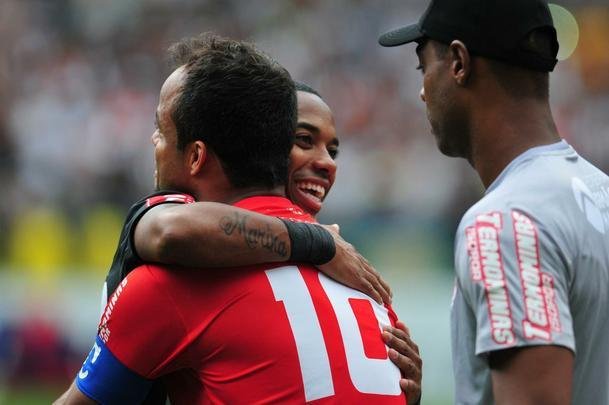 Com show de Robinho, Atl�tico vence o Villa Nova no Mineir�o e garante classifica��o