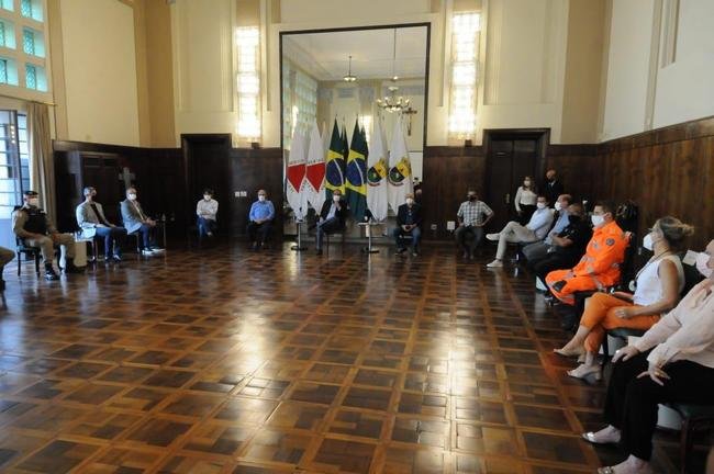 Imagens da reunio da Prefeitura de Belo Horizonte com dirigentes de Cruzeiro, Atltico e Amrica e representantes de torcidas organizadas. Tema do encontro foi o retorno do pblico aos estdios de futebol na capital mineira.