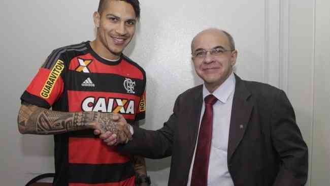 Guerrero cumprimenta Eduardo Bandeira de Mello em 2015, quando foi contratado pelo Flamengo