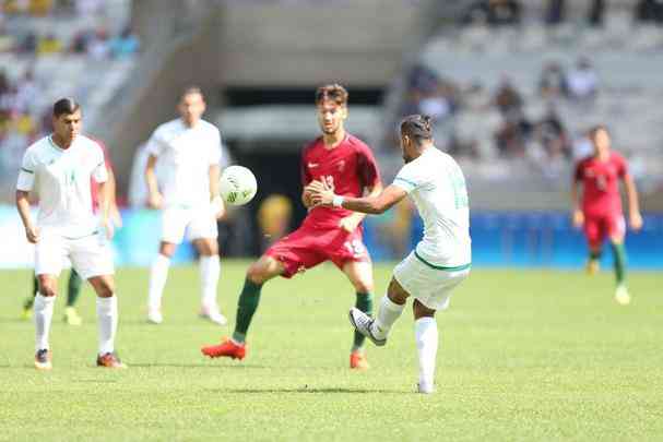 Portugal e Arglia empataram por 1 a 1 no Mineiro. Resultado fez os lusitanos avanarem s quartas de final em primeiro. Honduras passou em segundo. Surpreendentemente, Argentina est eliminada dos Jogos do Rio j na primeira fase do futebol masculino 