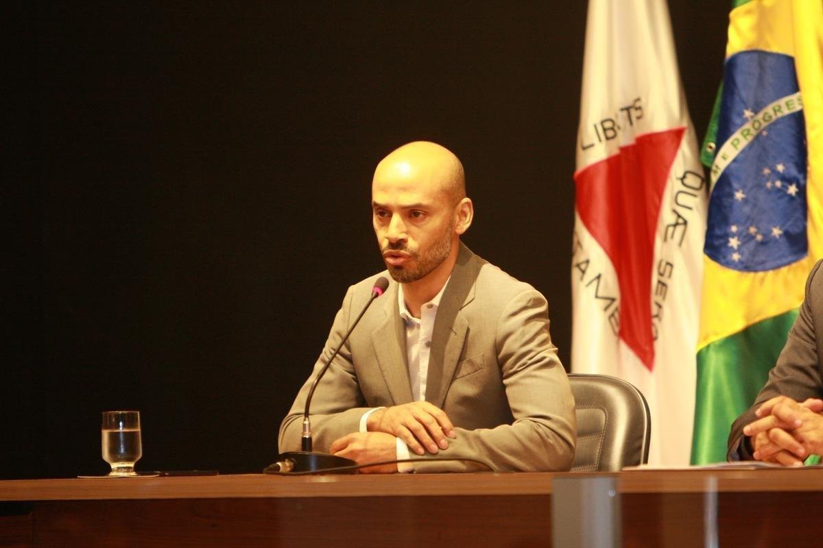 Veja imagens da entrevista coletiva de Srgio Sette Cmara