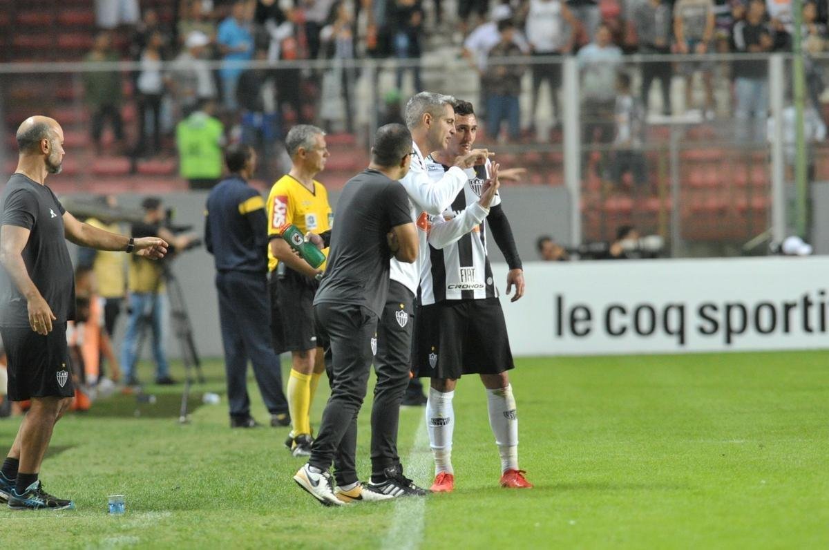 Galo derrotou Flamengo por 2 a 1 e assumiu provisoriamente a segunda posio no Brasileiro