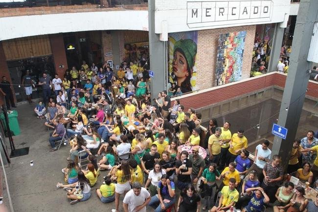 No Mercado Novo, em BH, torcedores acompanham ao jogo entre Brasil e Cro�cia pelas quartas de final da Copa do Mundo