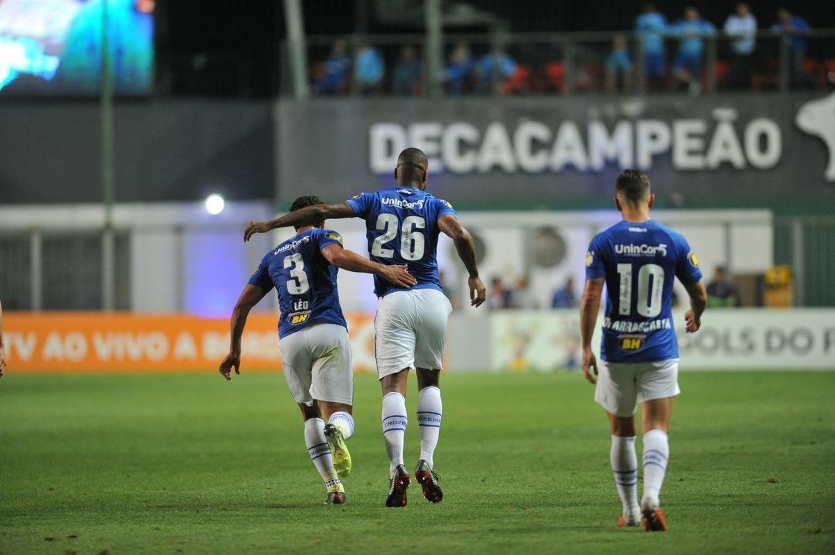 Com gols de Thiago Neves, Arrascaeta e Ded, Cruzeiro goleou a Chapecoense por 3 a 0