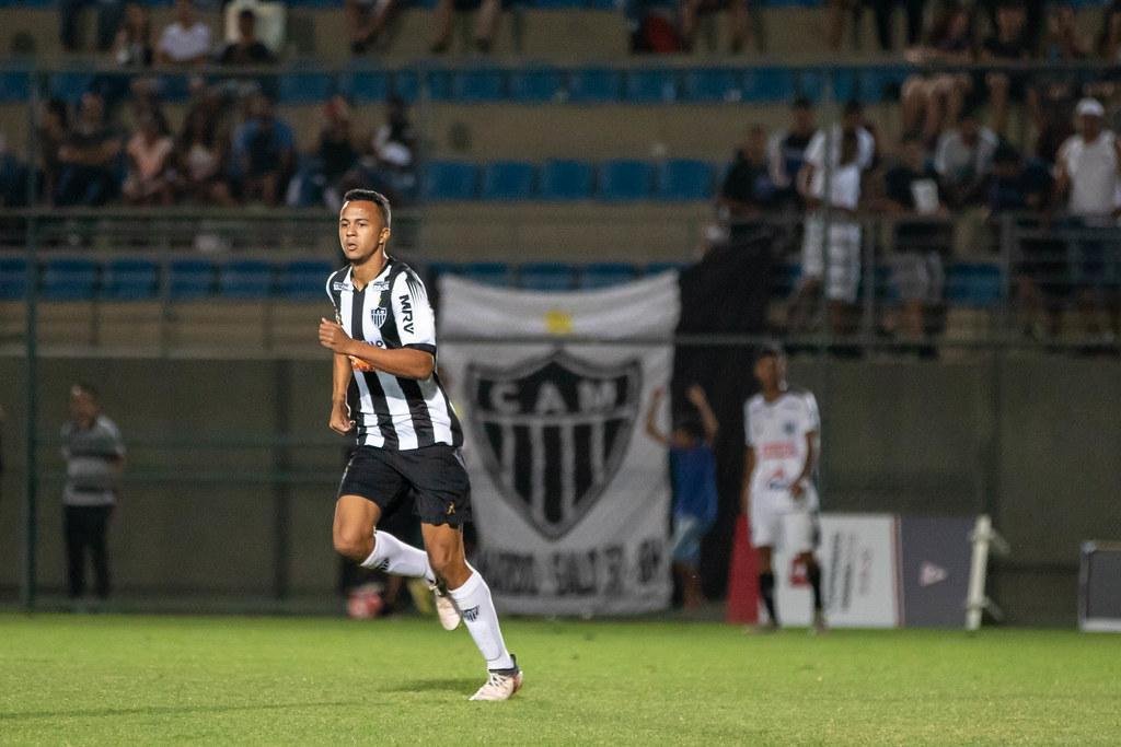 Samuel Guedes - O jovem atacante de 18 anos j havia feito sete jogos como profissional pelo Velo Clube, de So Paulo, antes de ser contratado pelo Atltico. O garoto estreou na deciso do Campeonato Mineiro e foi campeo estadual com o Galo.