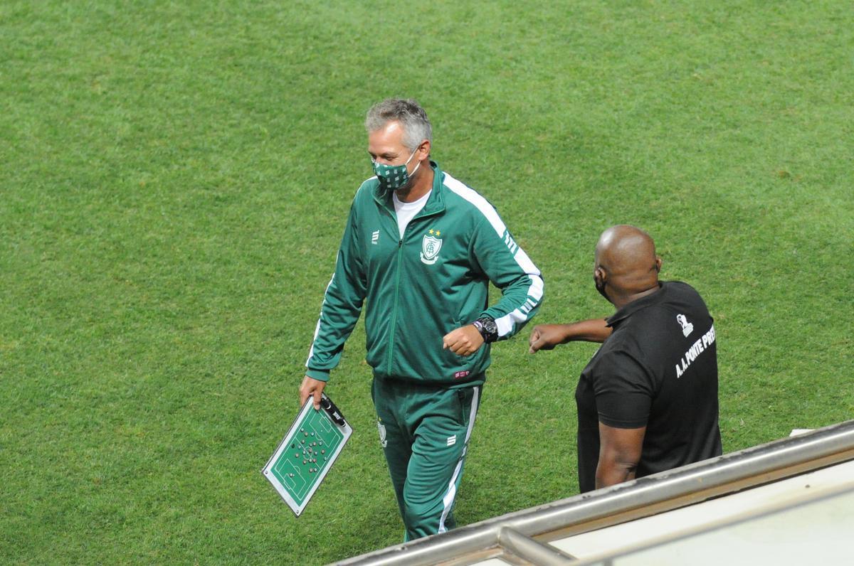 Fotos do duelo entre Amrica e Ponte Preta, no Independncia, em Belo Horizonte, em jogo de volta da quarta fase da Copa do Brasil