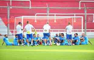 Fotos do treino do Cruzeiro no estdio Libertadores de Amrica, casa do Independiente, em Avellaneda. Time celeste fechou preparao para o jogo contra o Racing, s 21h30 desta tera-feira, no El Cilindro, pela primeira rodada do Grupo 5 da Copa Libertadores (Ramon Lisboa/EM D.A Press)