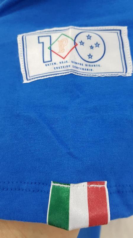 Camisas comemorativas lanadas por marca licenciada pelo Cruzeiro