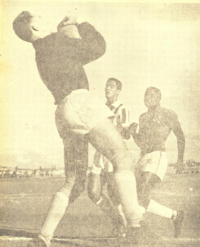 O ano de 1959 trouxe uma inovação muito aclamada por torcedores até os dias de hoje: as chamadas 'estrelas soltas' no uniforme, sem a borda e o restante do escudo na camisa.