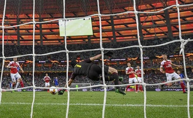 Com direito a um show de Hazard no segundo tempo, quando o craque belga marcou dois gols e ainda deu assistncia para Pedro balanar as redes, o Chelsea goleou o Arsenal por 4 a 1, nesta quarta-feira, no estdio Olmpico de Baku, no Azerbaijo, e conquistou o seu segundo ttulo da Liga Europa