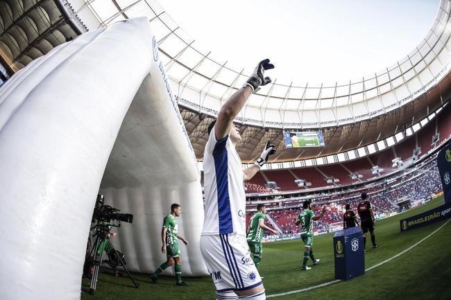 Fotos da partida entre Cruzeiro e Chapecoense, pela 24 rodada da Srie B do Campeonato Brasileiro. O jogo foi realizado neste sbado (13), no estdio Man Garrincha, em Braslia.