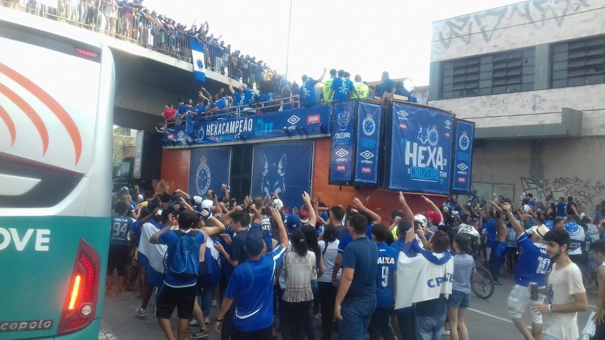 Antes de chegada  Praa Sete, caminho do Corpo de Bombeiros com jogadores do Cruzeiro passou pela Avenida Antnio Carlos, em Belo Horizonte