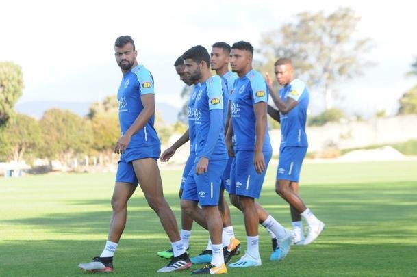 Tcnico da equipe sub-20, Ricardo Resende comandou nesta quinta-feira o primeiro treino como interino no Cruzeiro. Ele orientar a equipe na partida de domingo, s 16h, contra o Ava, na Ressacada, pela 14 rodada do Campeonato Brasileiro. Enquanto isso, a diretoria celeste busca um substituto para Mano Menezes, desligado do clube aps derrota para o Internacional, por 1 a 0, nessa quarta, pelo jogo de ida da semifinal da Copa do Brasil.