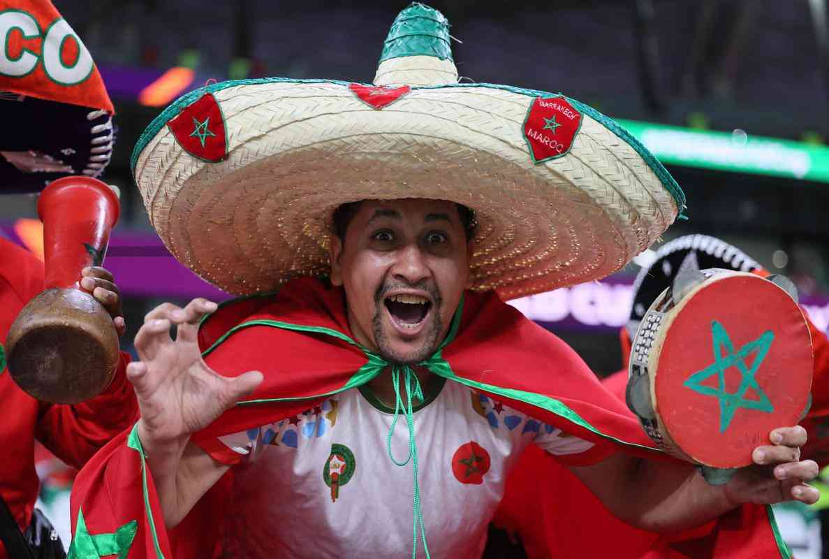 Torcedores de Marrocos e Espanha na deciso no Estdio Cidade da Educao, pelas oitavas de final da Copa do Mundo 