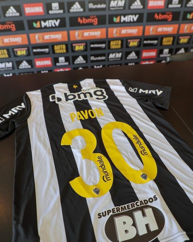 Fotos da apresentao do atacante Pavn no Atltico