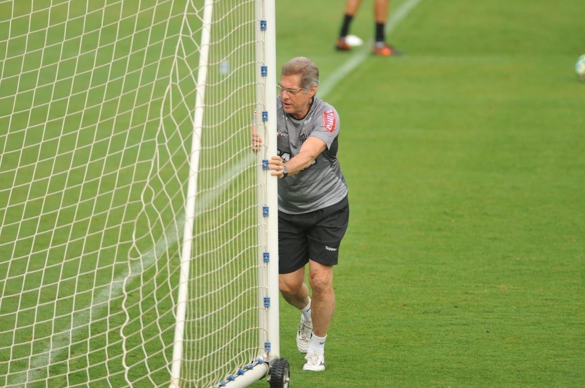 O elenco do Atltico treinou nesta quinta-feira de olho no jogo contra o Corinthians, neste domingo