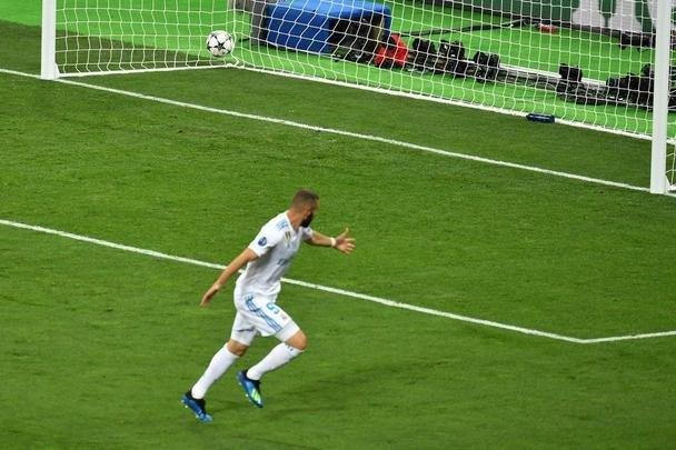 Goleiro Loris Karius, do Liverpool, vacilou na saída de bola, e Benzema, do Real, aproveitou para roubar a bola e abrir o placar na final: 1 a 0
