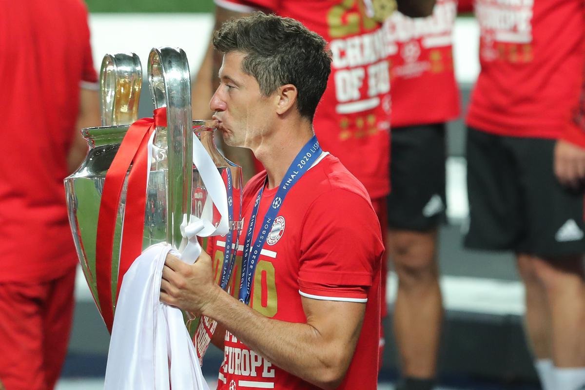 Bayern conquistou o hexa da Liga dos Campeões da Europa ao vencer o PSG por 1 a 0, neste domingo, no Estádio da Luz, em Lisboa. Coman marcou o gol do título alemão. Capitão Neuer ergue a taça junto aos seus companheiros.