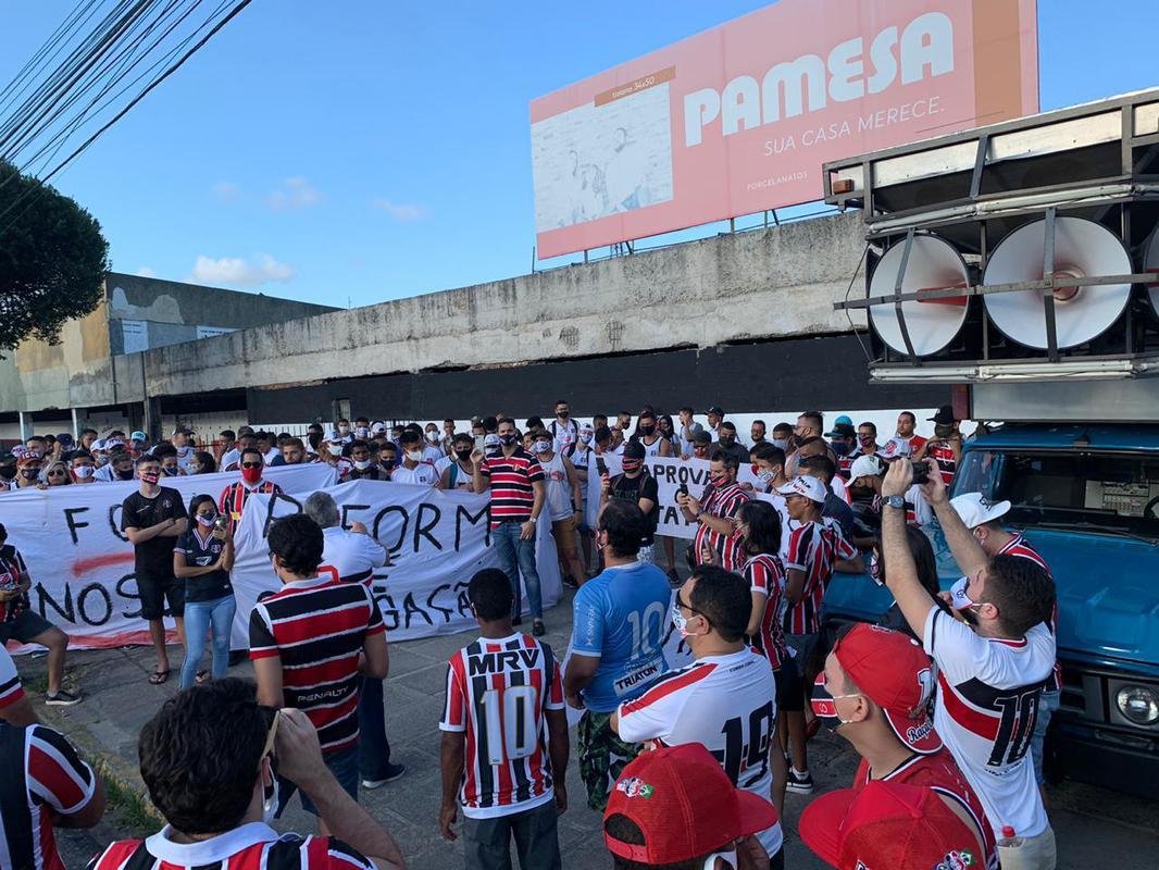 Enquanto a bola rolava para Ferroviário e Santa Cruz, neste domingo, grupo de torcedores se encontraram na sede do estádio do Arruda para protestar