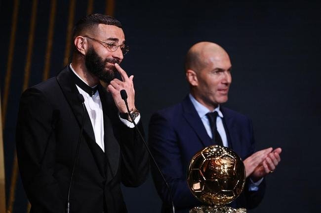 Karim Benzema recebe prmio Bola de Ouro, da Revista France Football, como melhor do mundo na temporada 2021/22. 