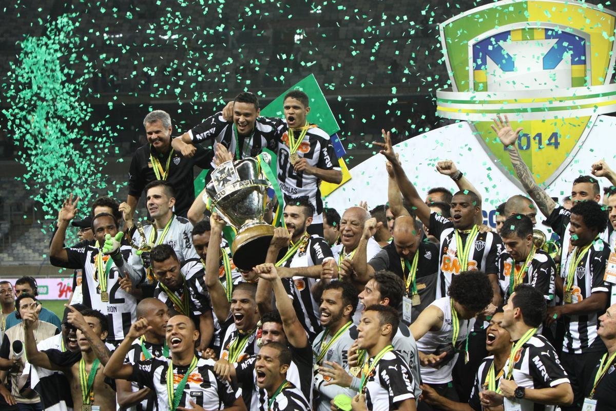 Capito Leonardo Silva ergue a taa e jogadores festejam o ttulo indito da Copa do Brasil