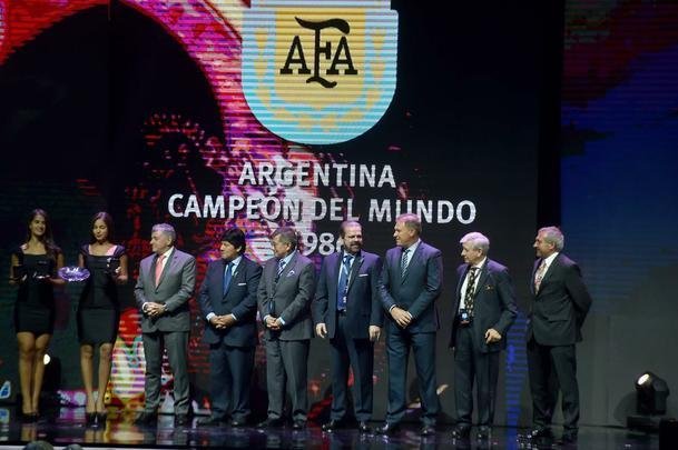 Cerimônia em Luque, no Paraguai, foi marcada por homenagens à Chapecoense, que ganhou taça com Atlético Nacional, e aos 30 anos do segundo título mundial da Seleção Argentina