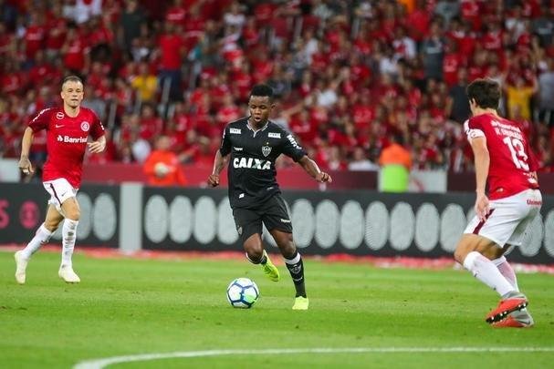 Galo derrotou Internacional no Beira-Rio com gols de Cazares e Terans; D'Alessandro descontou de pênalti