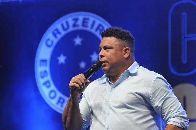 Ronaldo levou cruzeirenses de Conselheiro Lafaiete ao delrio ao participar da Caravana do Cruzeiro nesta quarta-feira (26). Fenmeno esteve acompanhado no palco de Pedro Loureno, patrocinador do clube, e ganhou msica nova produzida pelo rapper Das Quebradas
